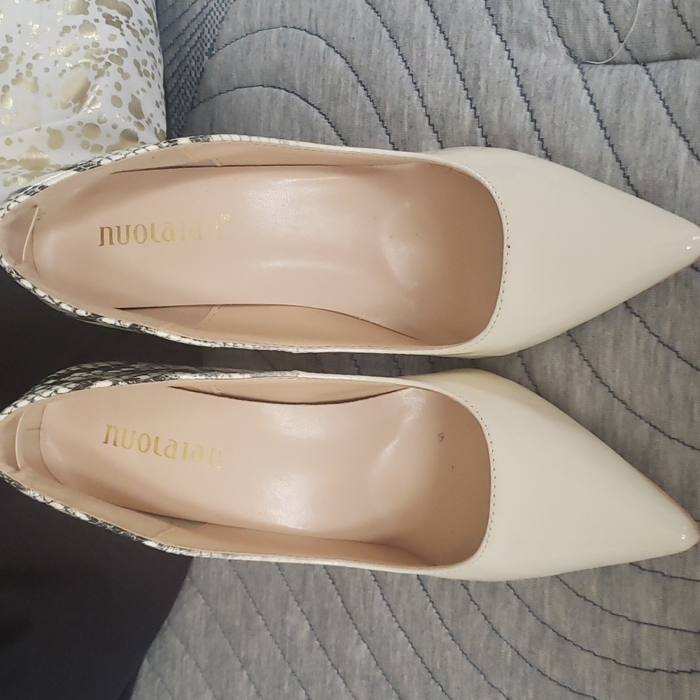 Off white snake skin pumps